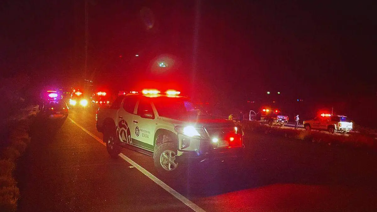 Eescate acudieron al volcamiento de un camión de pasajeros en el tramo carretero Altar-Santa Ana